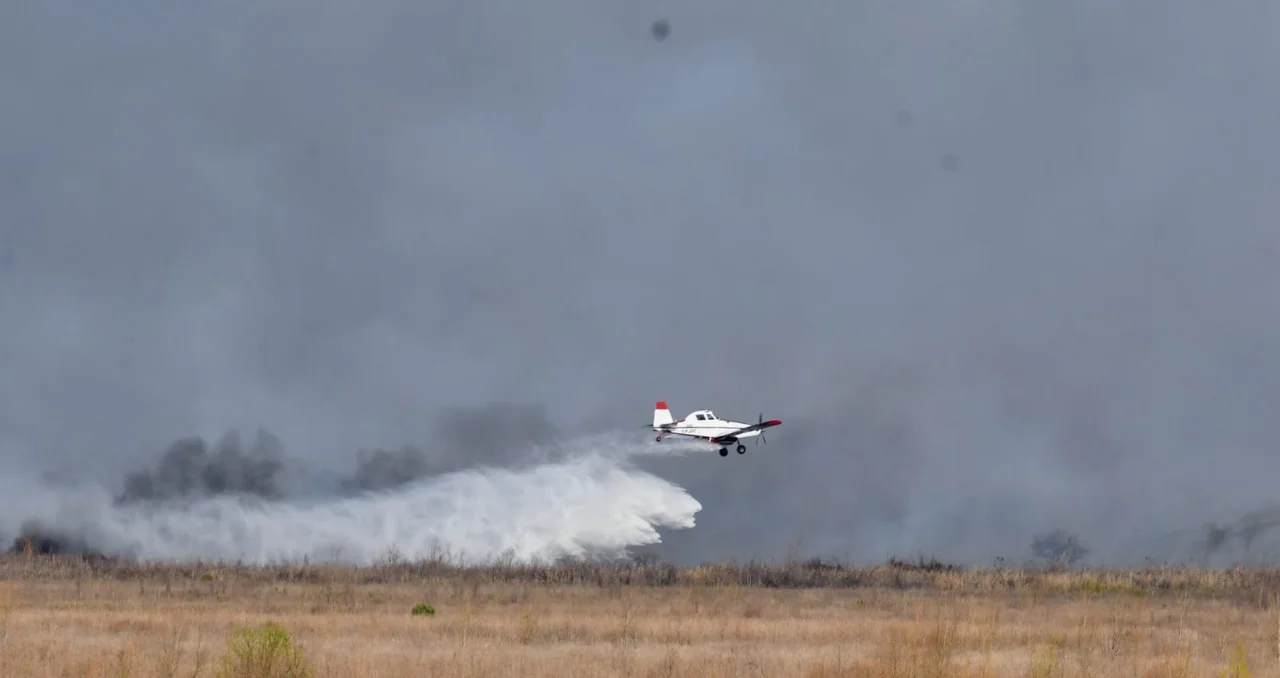 Aviones hidrantes trabajaron intensamente sobre la zona de quemas