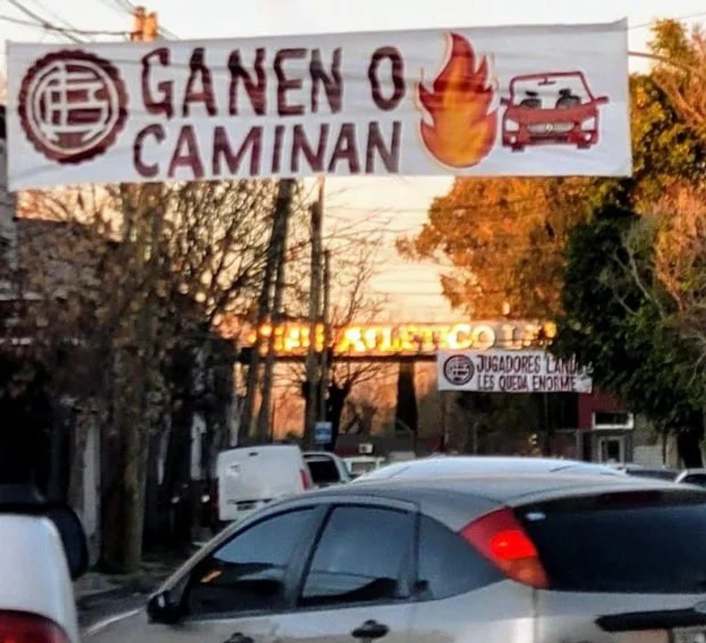 Repudiable: aparecieron banderas con amenazas en Lanús e Independiente