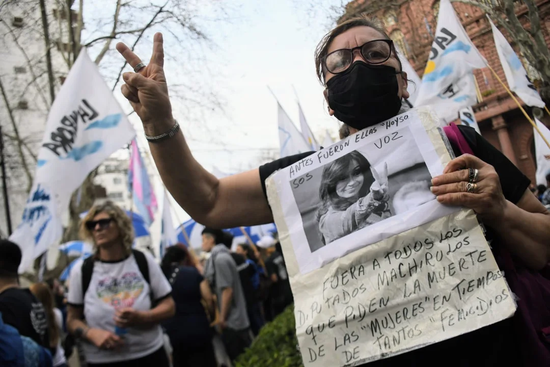 Multitudinaria convocatoria en apoyo a Cristina