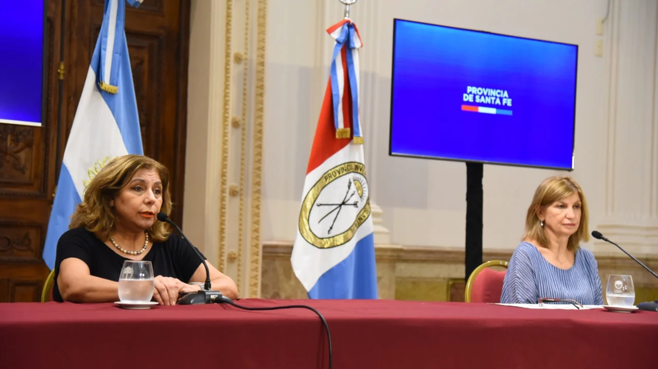 La ministra Sonia Martorano, junto a la doctora Soledad Guerrero.