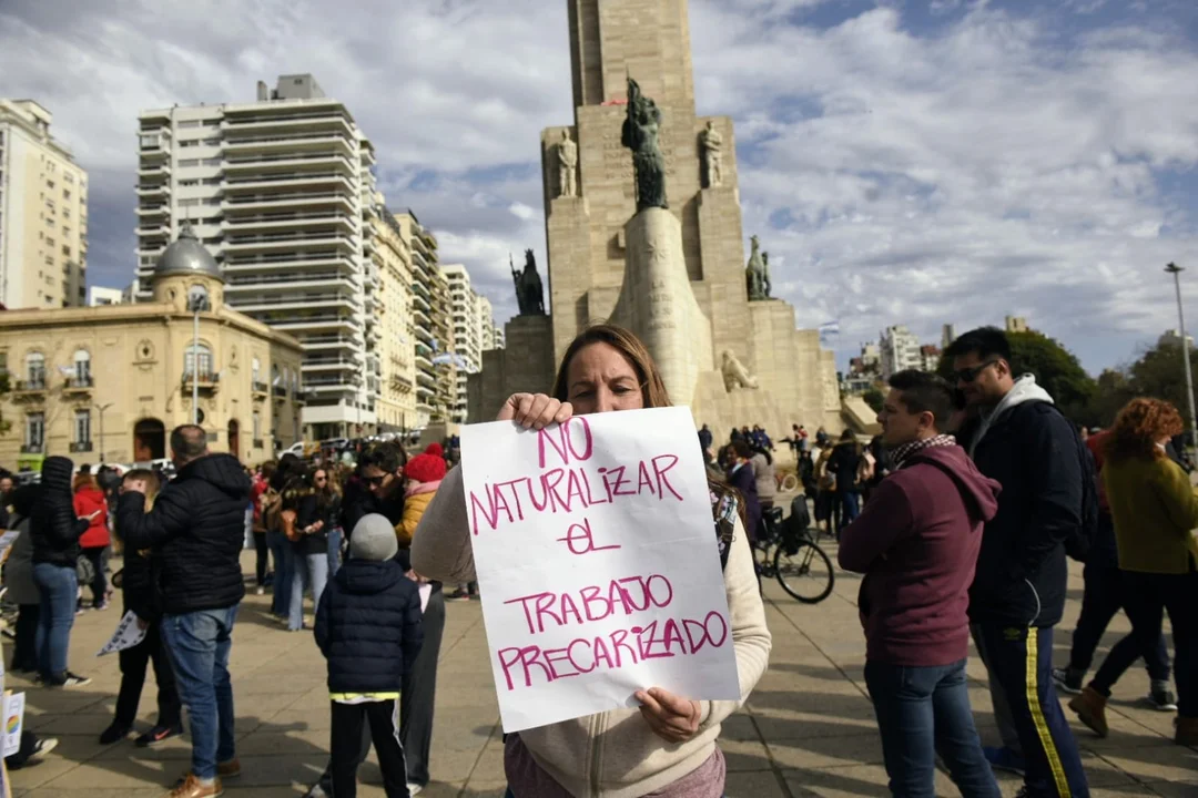 En Rosario la protesta se hizo visible en el Monumento a la Bandera. (RosarioPlus)