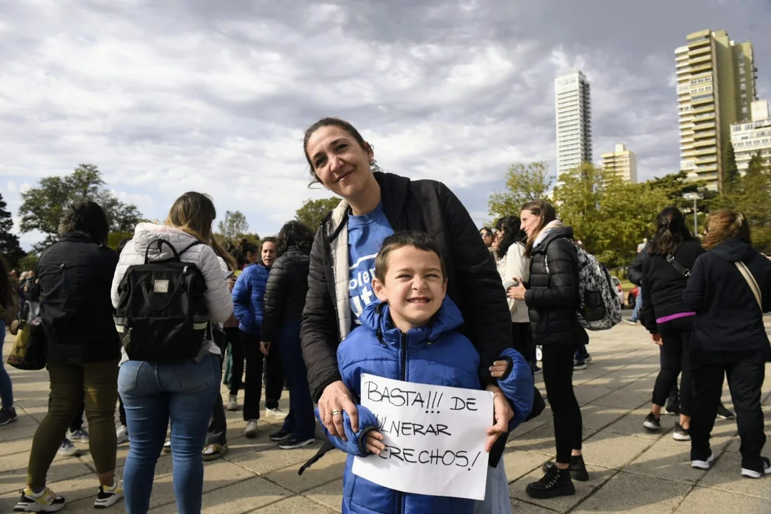 En Rosario la protesta se hizo visible en el Monumento a la Bandera. (RosarioPlus)