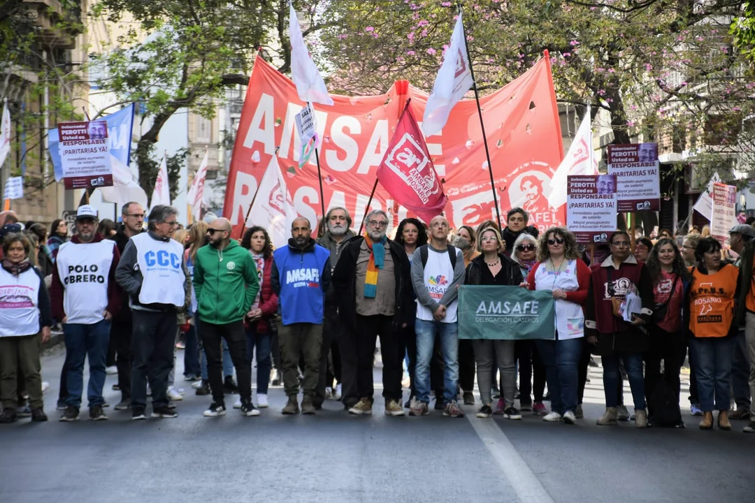 La protesta cubrió la Plaza San Martín con distintas expresiones del descontento social. (RosarioPlus)
