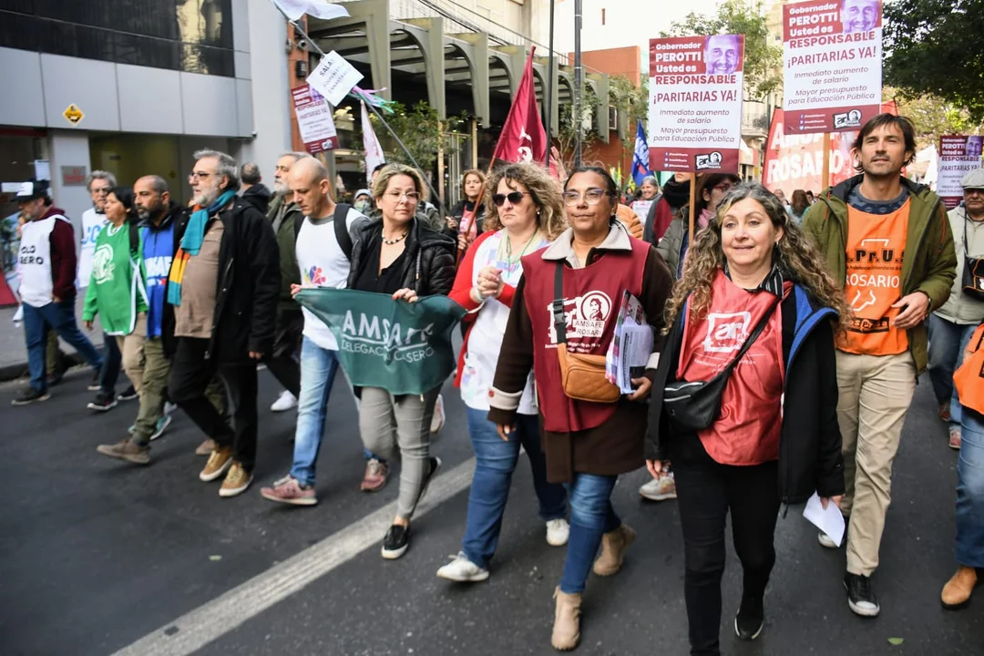 La protesta cubrió la Plaza San Martín con distintas expresiones del descontento social. (RosarioPlus)