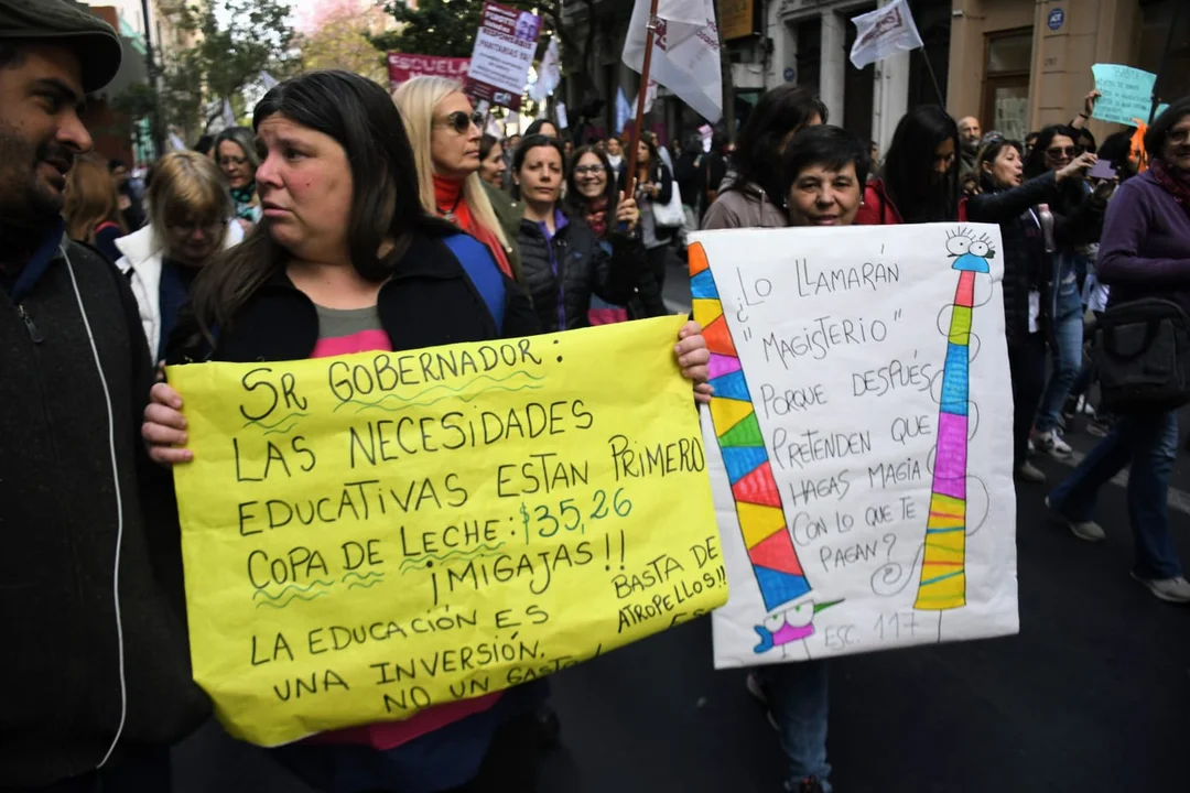 La protesta cubrió la Plaza San Martín con distintas expresiones del descontento social. (RosarioPlus)