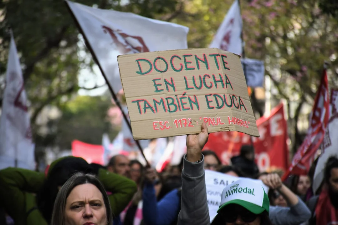 La protesta cubrió la Plaza San Martín con distintas expresiones del descontento social. (RosarioPlus)