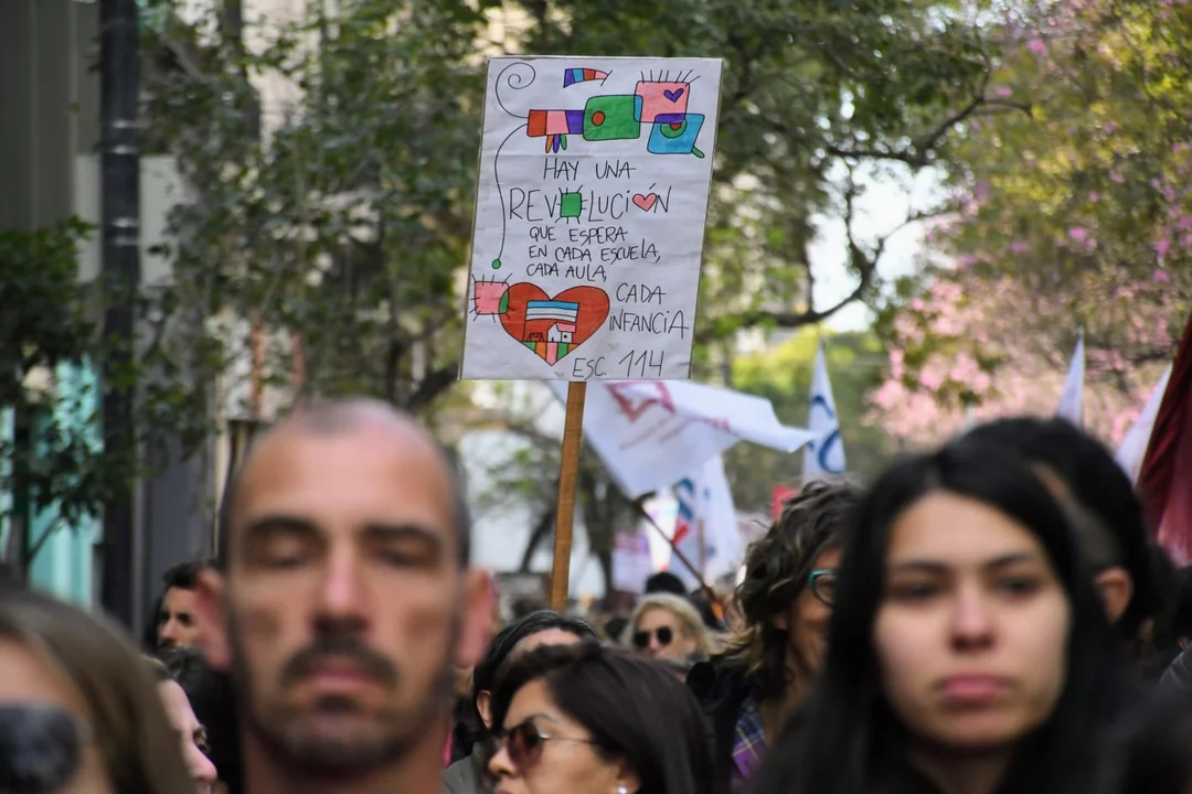 La protesta cubrió la Plaza San Martín con distintas expresiones del descontento social. (RosarioPlus)