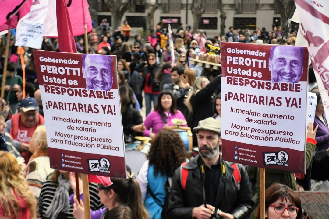 La protesta cubrió la Plaza San Martín con distintas expresiones del descontento social. (RosarioPlus)