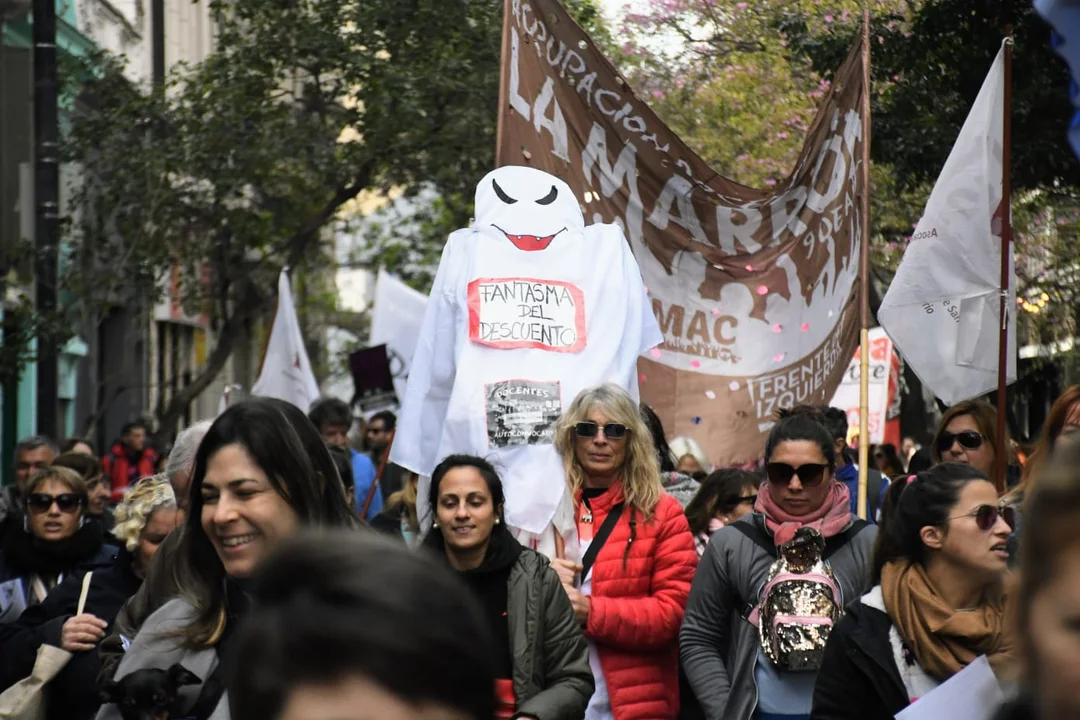 La protesta cubrió la Plaza San Martín con distintas expresiones del descontento social. (RosarioPlus)