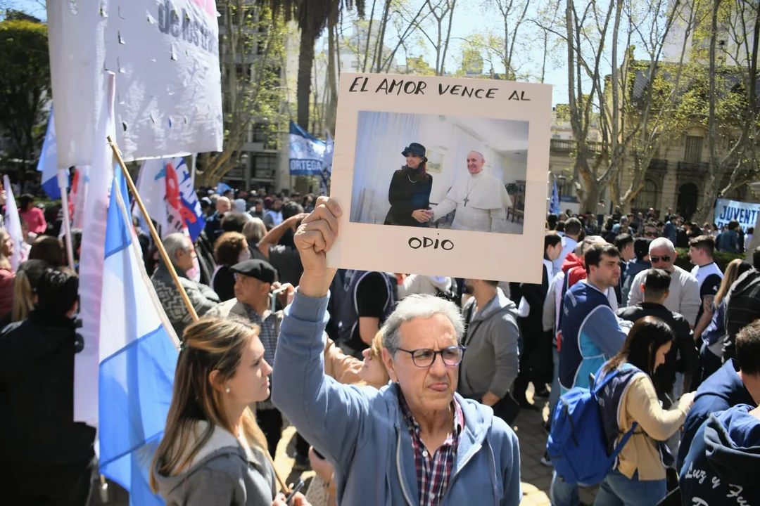 Masivo repudio popular al discurso de odio. (RosarioPlus)