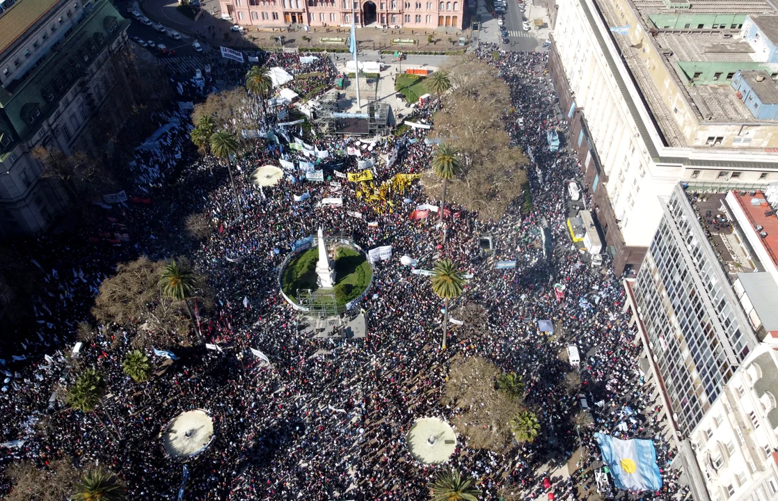 La multitud vence al odio: la Plaza de Mayo se llenó "en defensa de la democracia"