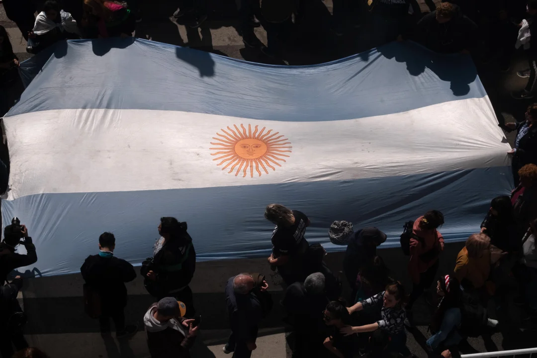 La multitud vence al odio: la Plaza de Mayo se llenó "en defensa de la democracia"