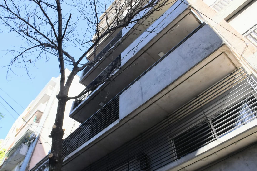 Escaló hasta el tercer piso para asaltar y robarle a una joven en su departamento