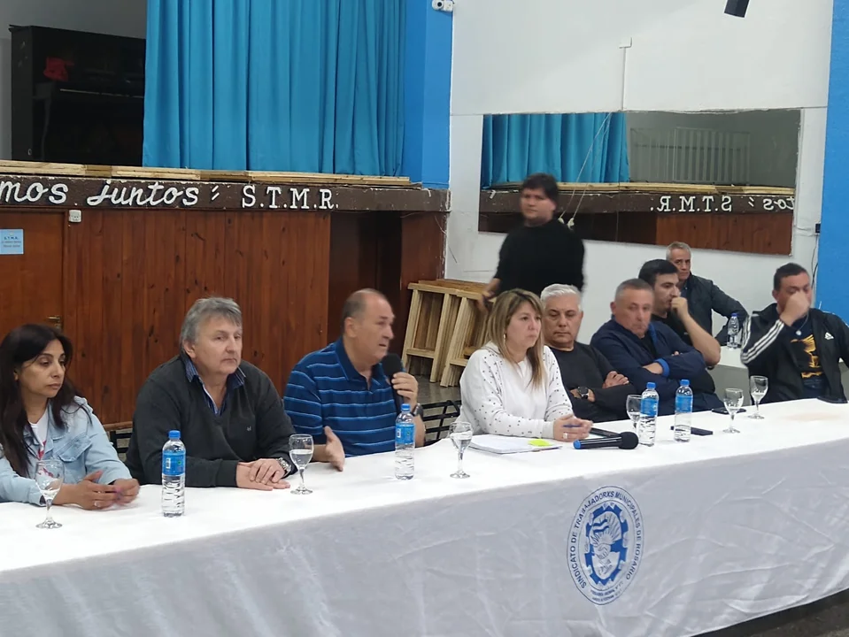 Municipales aceptaron la suba, abrocharon un 78% anual y levantan el paro