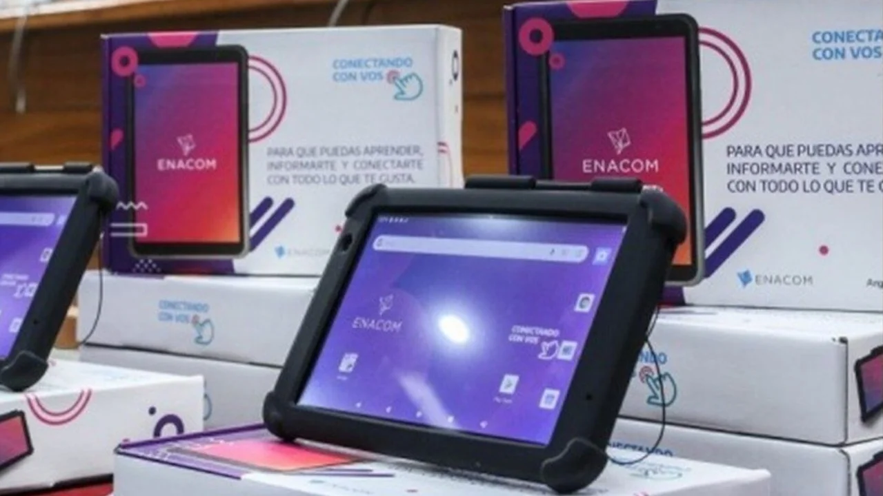 En los próximos días continuará la entrega de tablets en distintas partes de la provincia