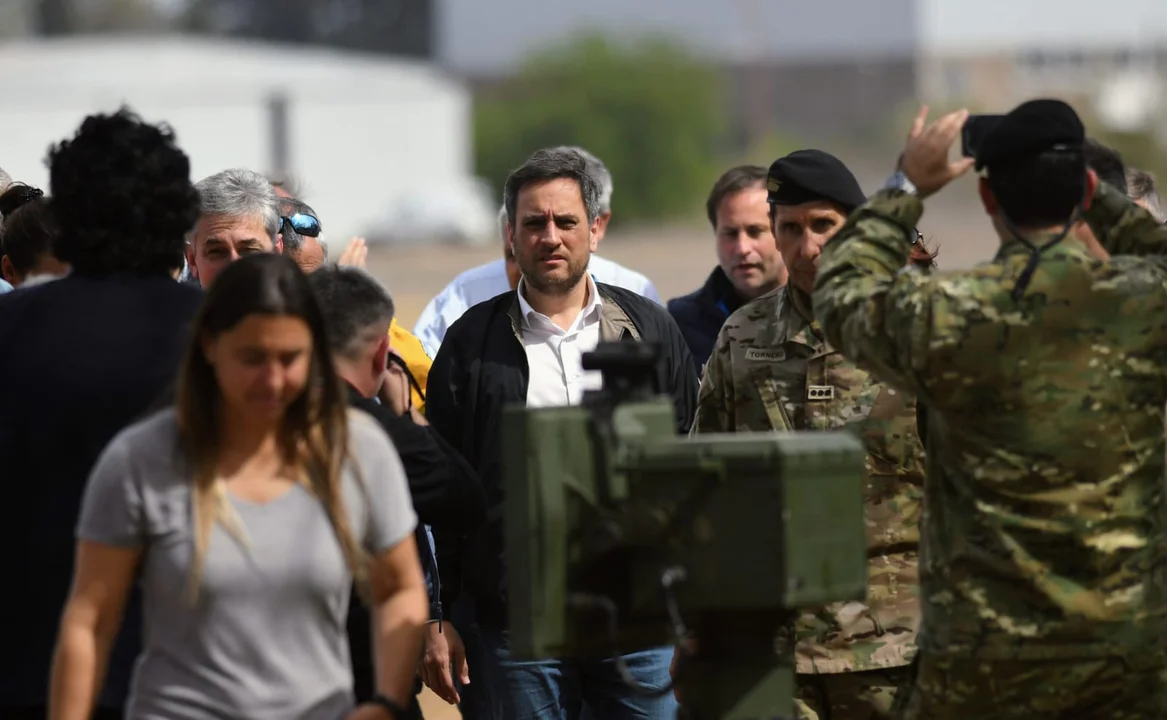Cabandié arribó al aeródromo de Alvear para emprender la recorrida.