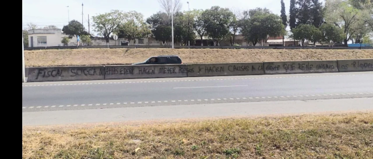 Un nuevo mensaje mafioso contra dos fiscales apareció pintado en Circunvalación
