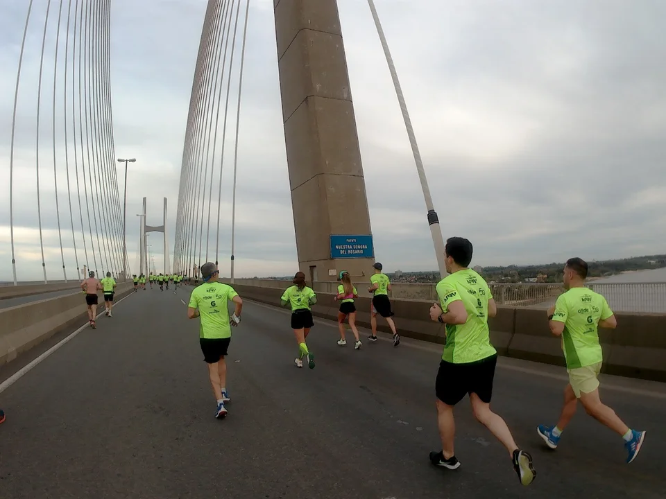 Sin humo, más de 2000 personas corrieron sobre el puente