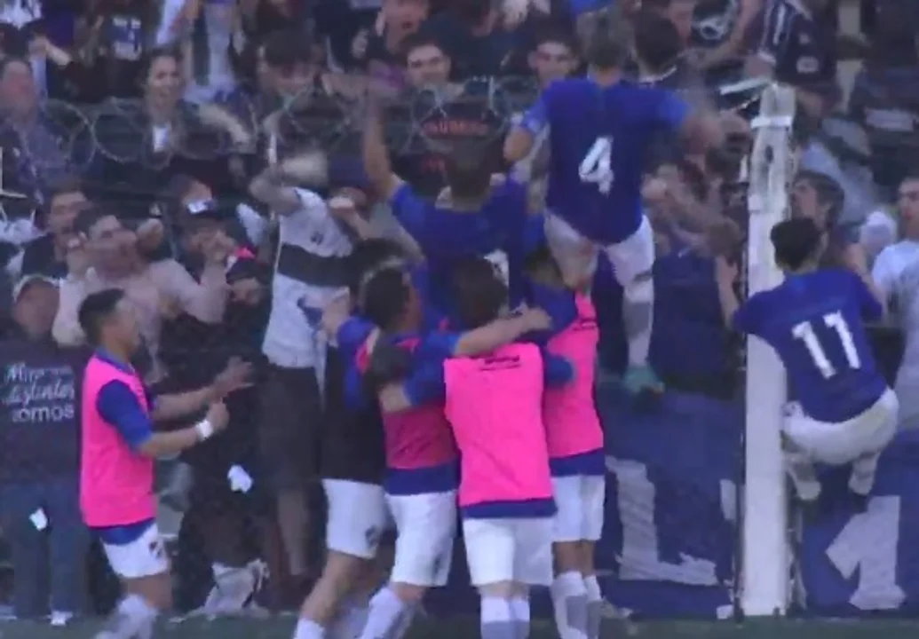 El segundo gol de Ezequiel Lazo se gritó con todo.