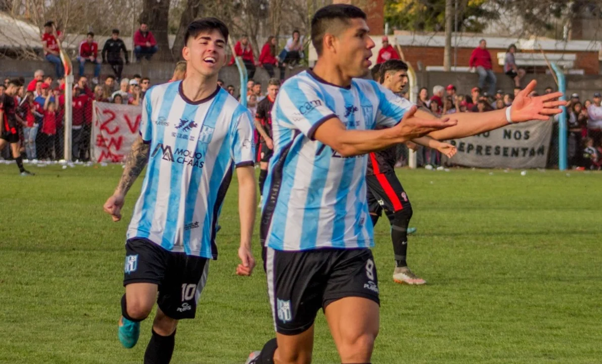 Berti, con la 10 en el pantalón, festeja un gol con Hugo Pirez en el clásico. Fotos: Malena Raimunda