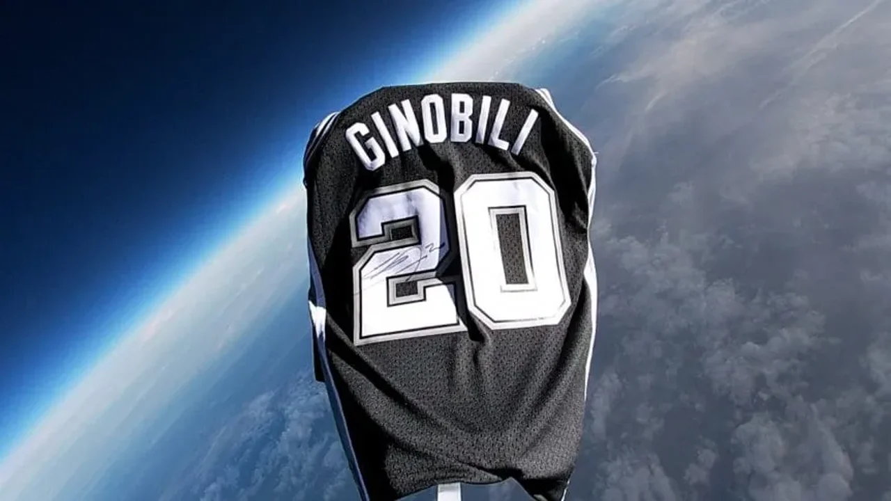 La NBA envió una camiseta de Manu Ginóbili a la estratósfera