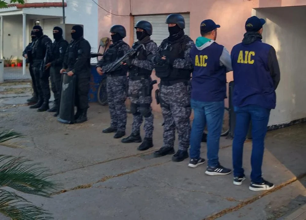 Apuntó a una mujer, le robó varios elementos y quedó imputado