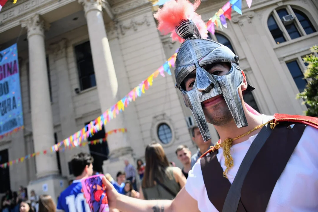 Todo el colorido festejo de la nueva "bajada de Medicina"