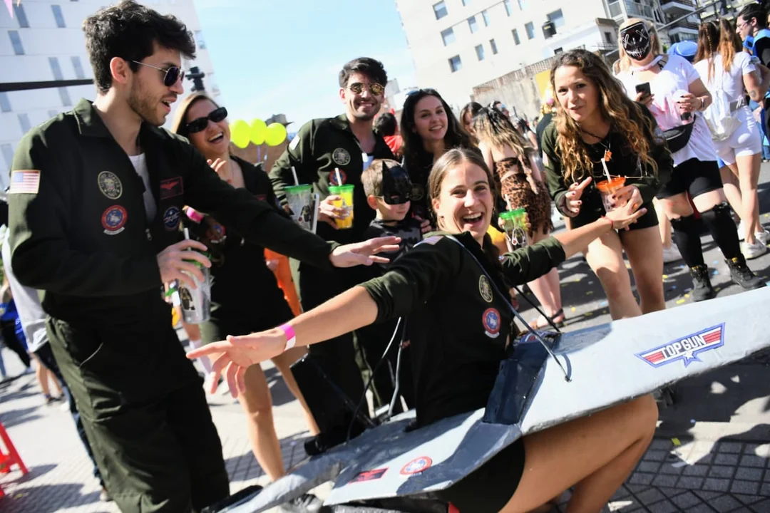 Todo el colorido festejo de la nueva "bajada de Medicina"