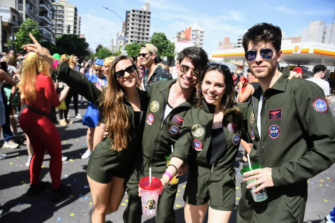 Todo el colorido festejo de la nueva "bajada de Medicina"