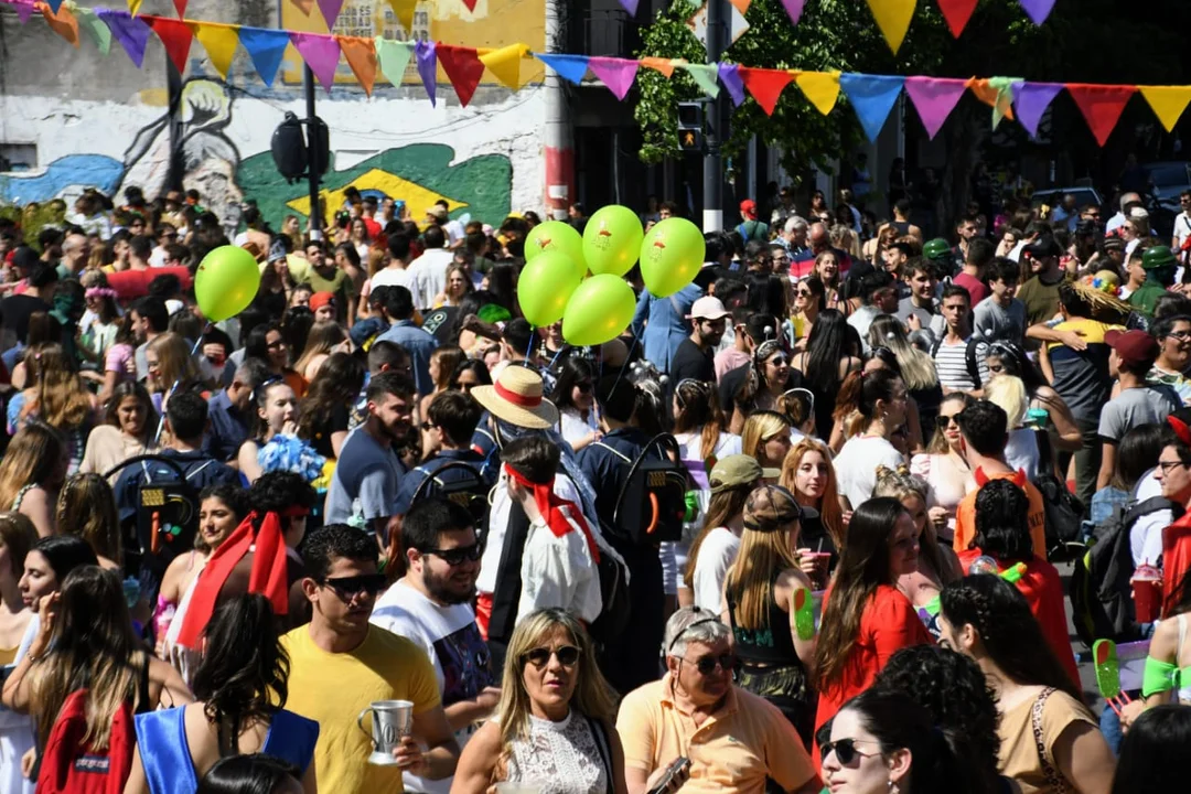 Todo el colorido festejo de la nueva "bajada de Medicina"