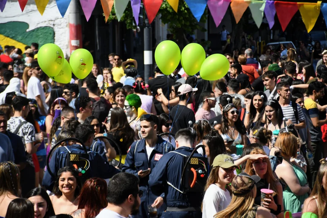 Todo el colorido festejo de la nueva "bajada de Medicina"