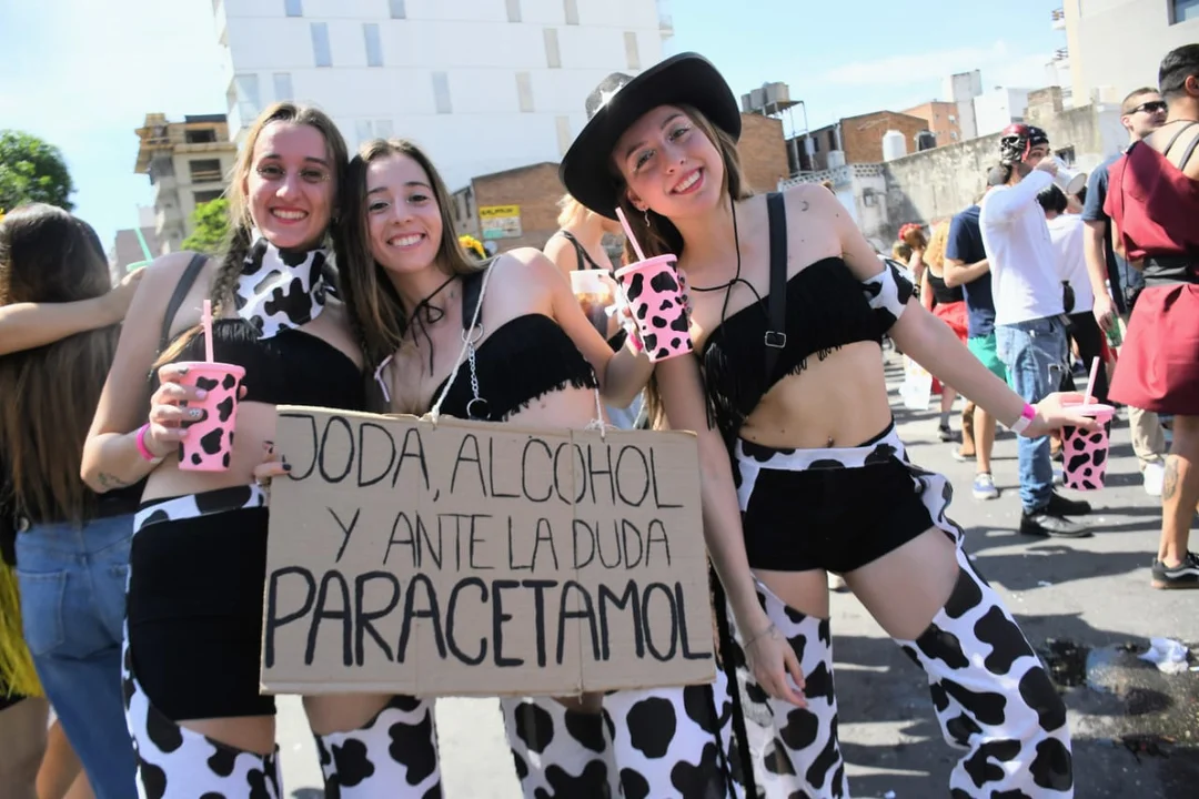 Todo el colorido festejo de la nueva "bajada de Medicina"