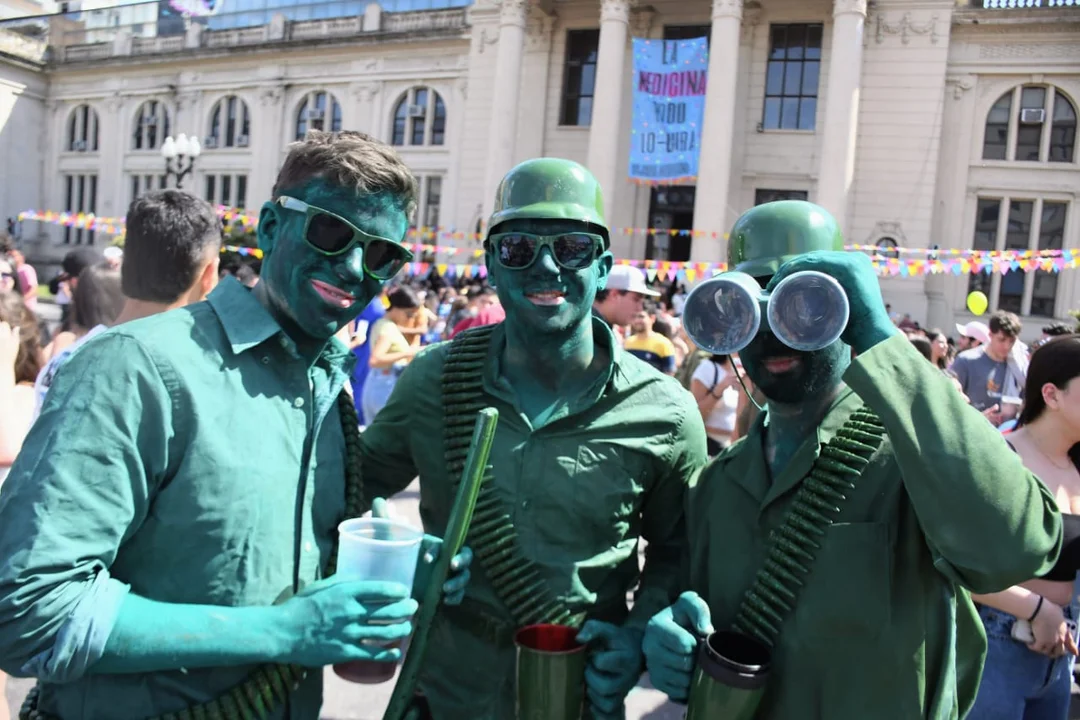 Todo el colorido festejo de la nueva "bajada de Medicina"