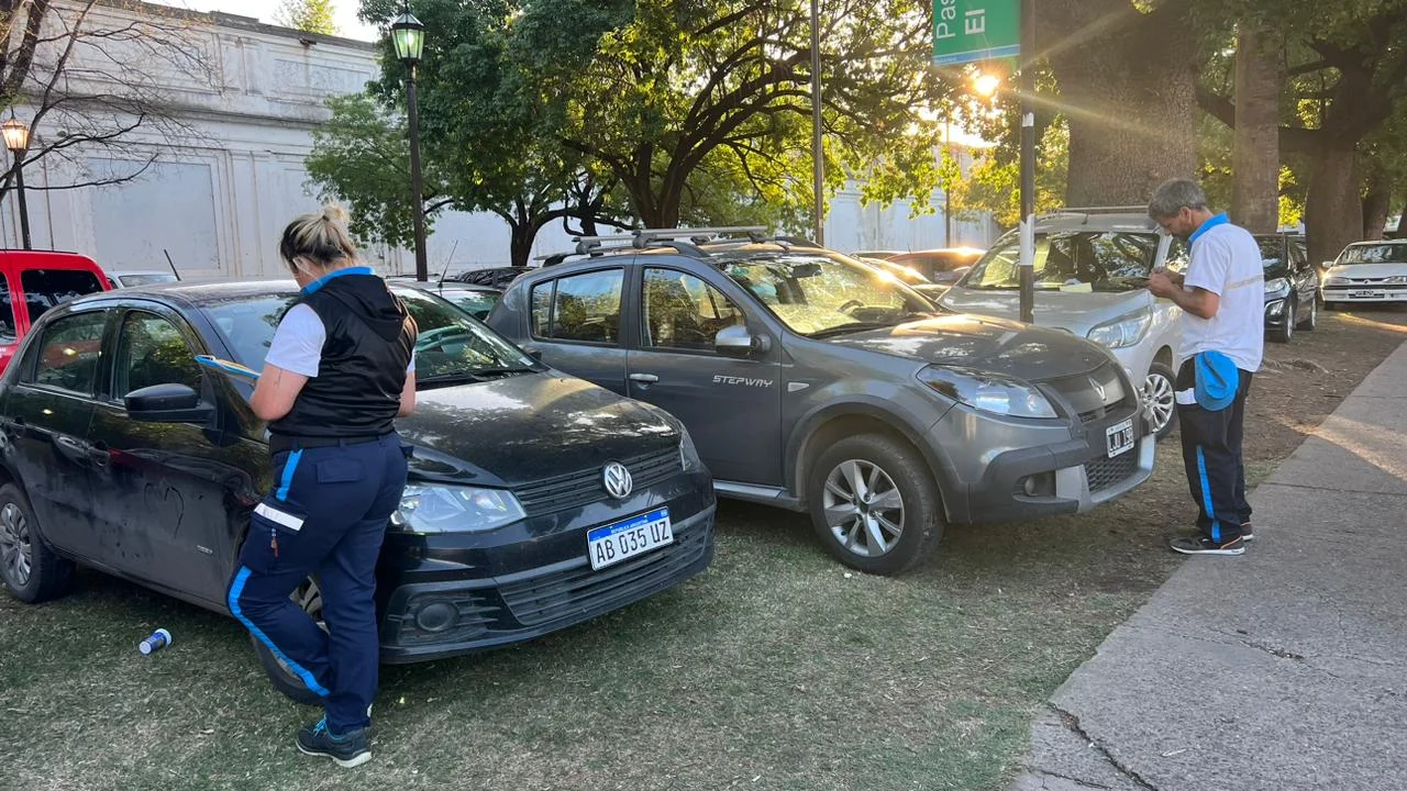 Los inspectores de Tránsito labraron cientos de infracciones a los autos estacionados sobre el Parque Independencia.