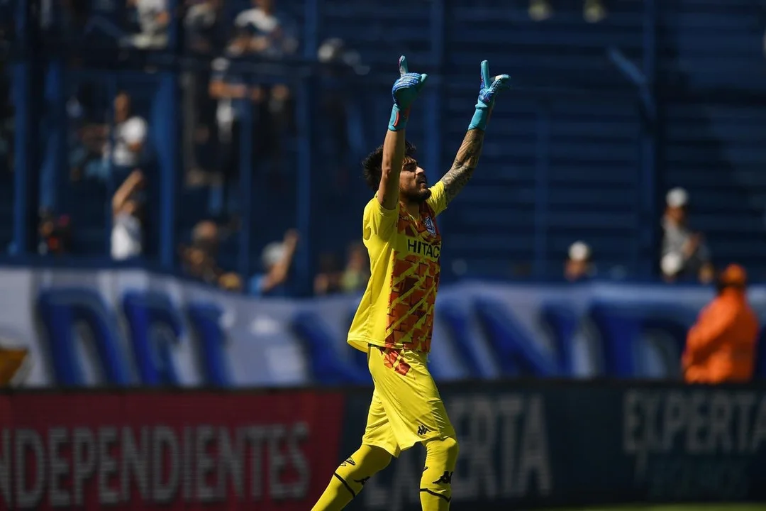 Vélez dio el OK para ceder a Centurión y Hoyos a la Lepra