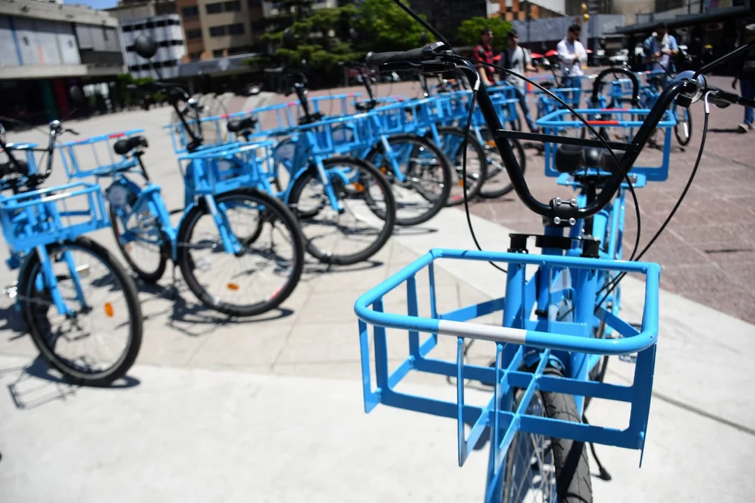 Las bicicletas públicas suman canastos de carga para trasladar encomiendas