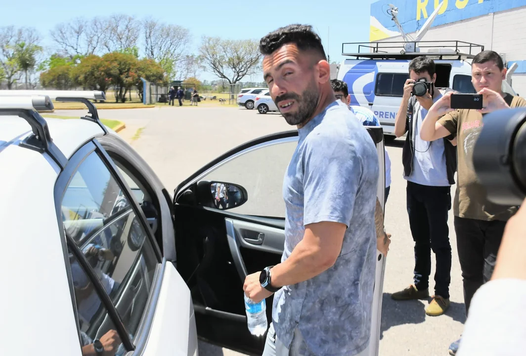 Tevez salió por última vez del predio de Arroyo Seco. (RosarioPlus)