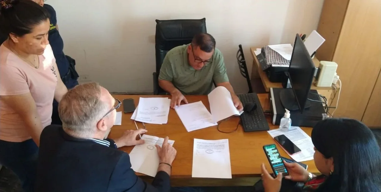 El fiscal Marcelo Fontana junto con personal de la Secretaría de Derechos Humanos. Foto: EL Litoral.