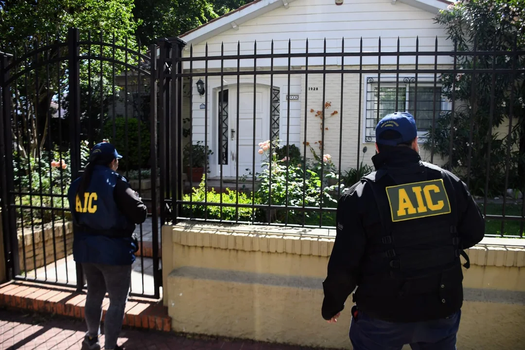 El allanamiento a la casa de Alberdi donde el martes fueron detenidos Herrera y dos de sus hijos. (RosarioPlus)
