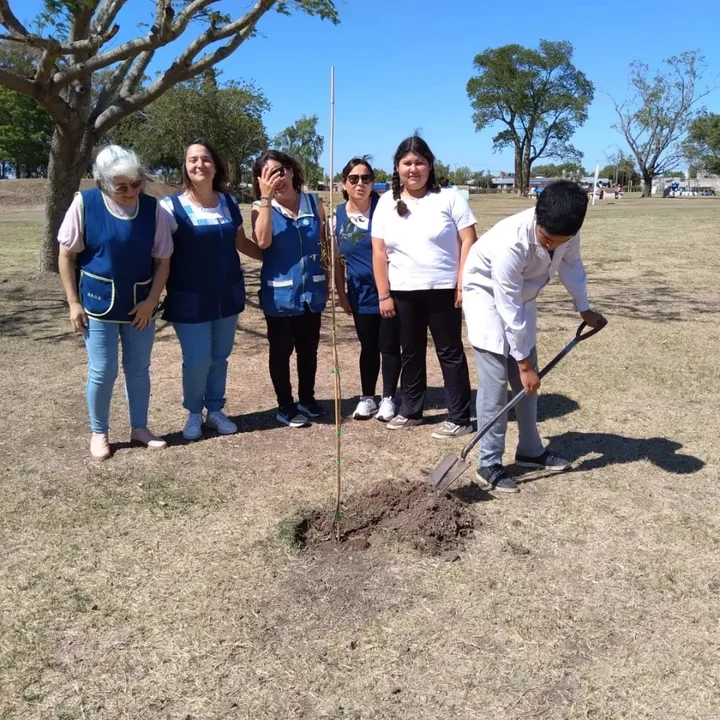 Alumnos de escuelas de Chabás plantaron árboles en el Parque Centenario