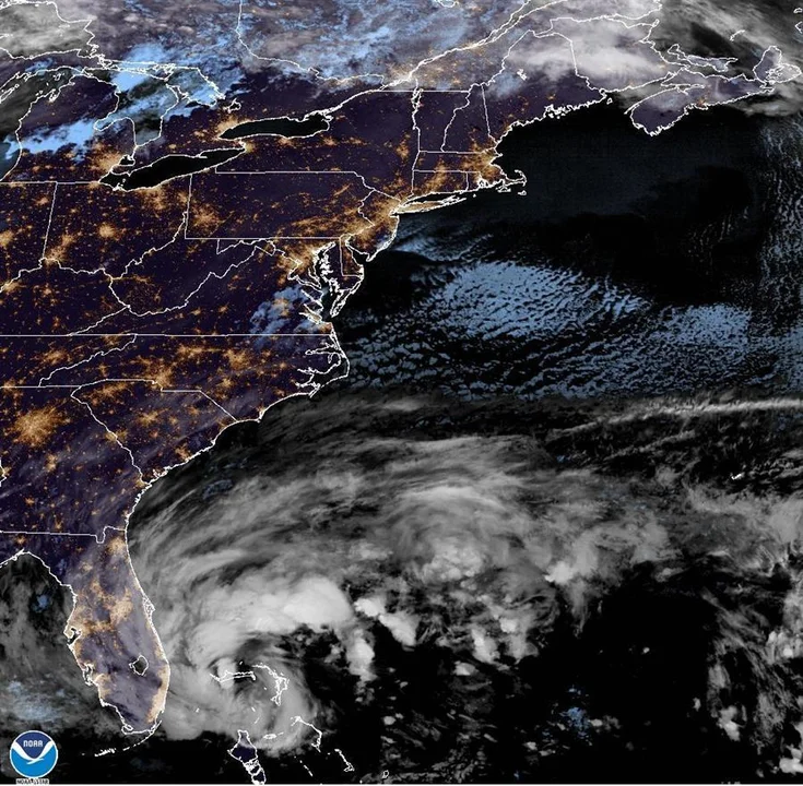 El huracán Nicole pisa Florida y rezan para que afloje rápido