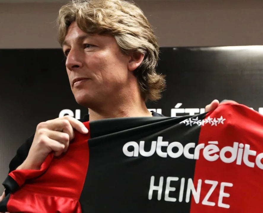 Heinze tiene en carpeta dos defensores de Boca y River