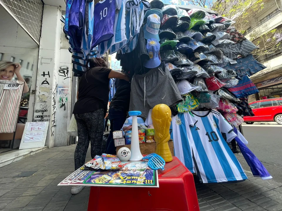 El Mundial ya se juega en las vidrieras de Rosario.