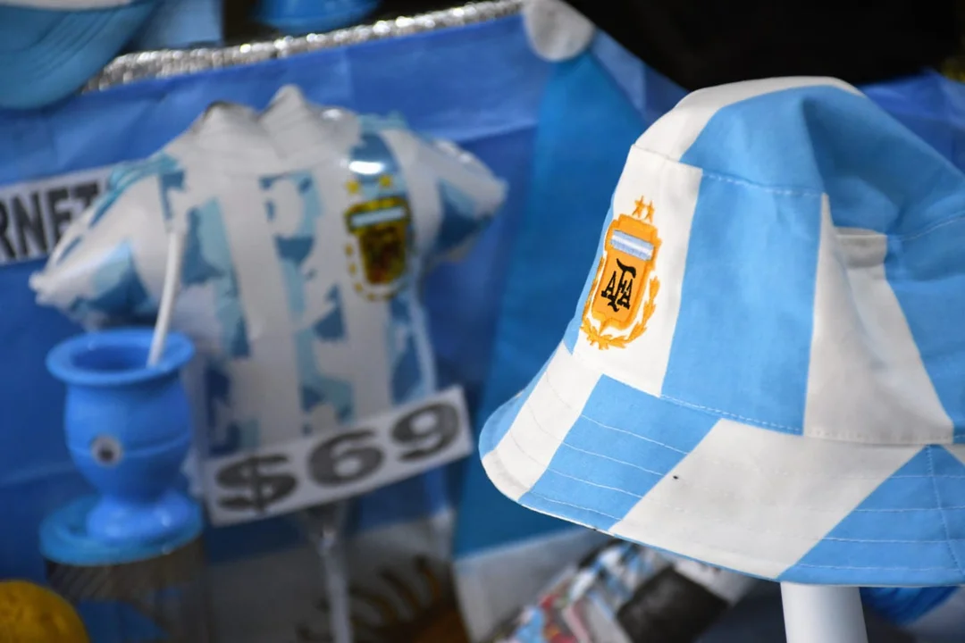 El Mundial ya se juega en las vidrieras de Rosario.