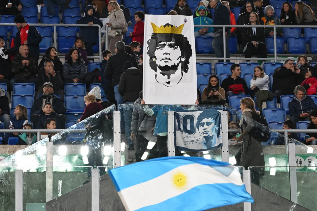 Con la familia de Maradona presente, el Papa Francisco fue anfitrión del Partido por la Paz