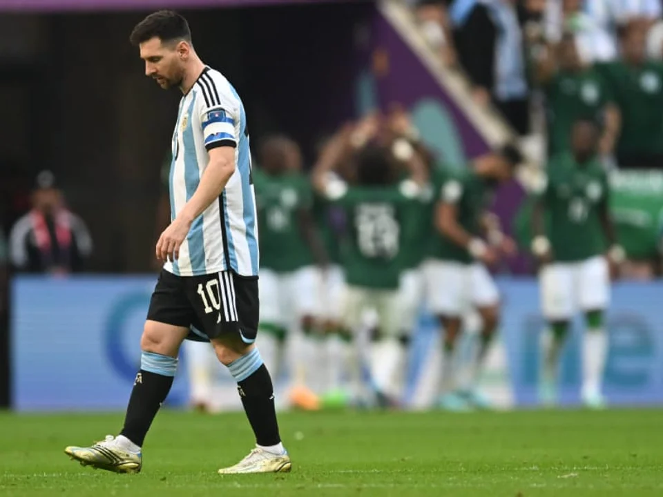 Argentina pisó en falso y perdió en el debut mundialista ante Arabia