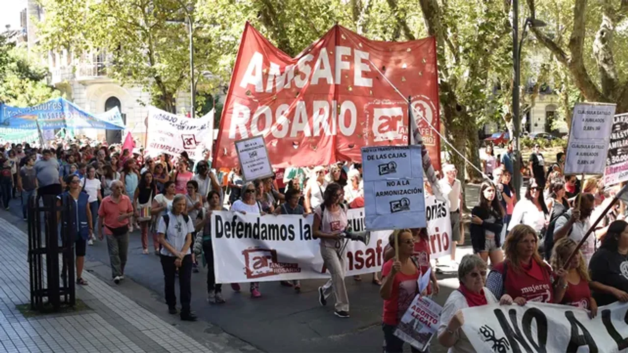 Docentes protestan contra la extensión de clases y las nuevas evaluaciones