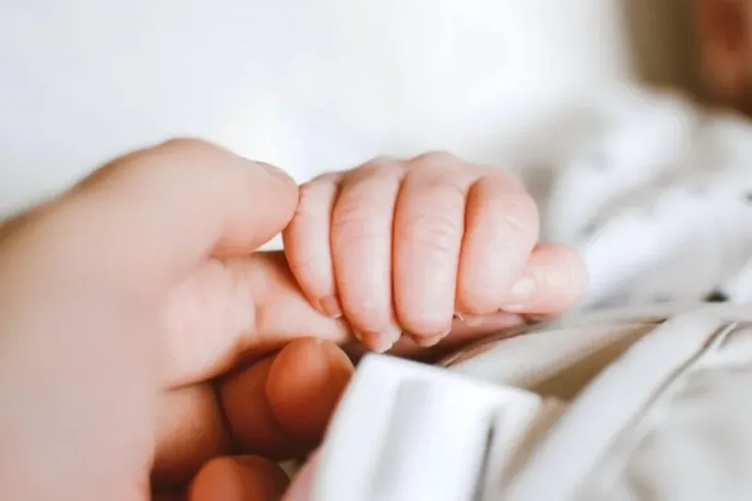 Piden juzgar a un hombre por intentar vender a su hija de 2 meses en Facebook