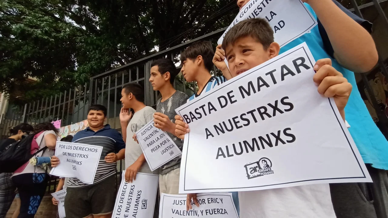 Abrazo popular a la escuela que no abre desde que mataron a dos de sus alumnos