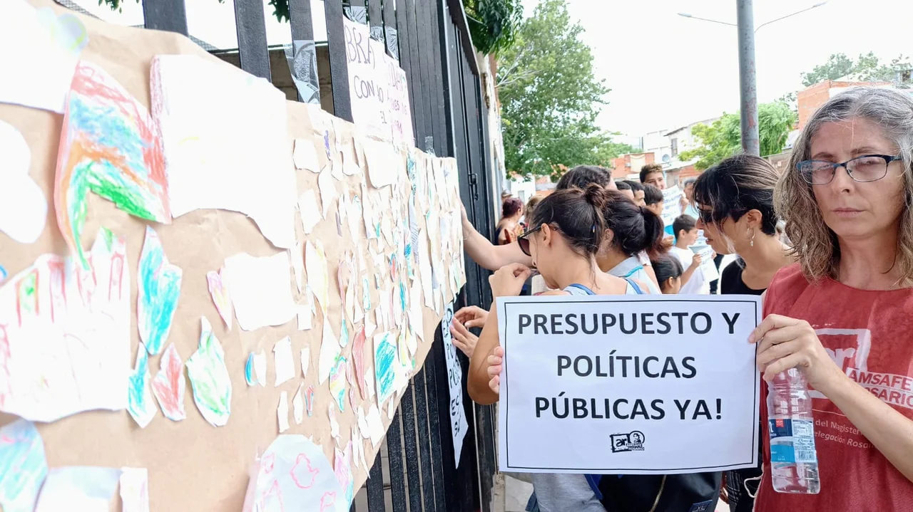 Abrazo popular a la escuela que no abre desde que mataron a dos de sus alumnos
